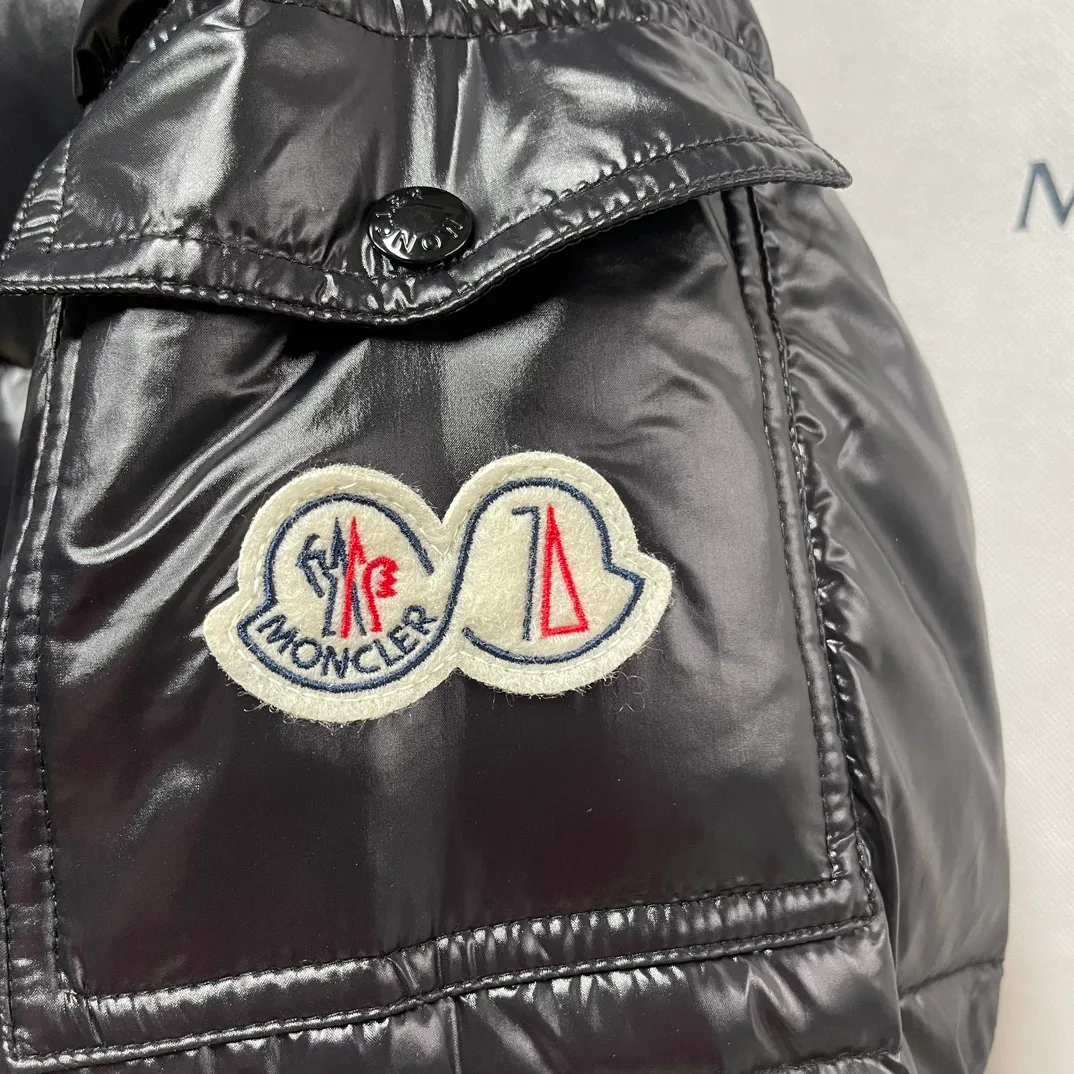 P390 Moncler/ 2026 70 、 。 DNA ， ， 。 Classic ， 、 。 Classic 70 。 Quality， 90 ，Premium Quality ， ，Black ！ Sizes M-3XL
